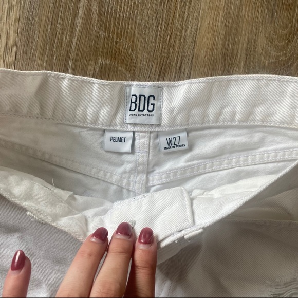 2 Levi cut off Jean shorts - Picture 6 of 7